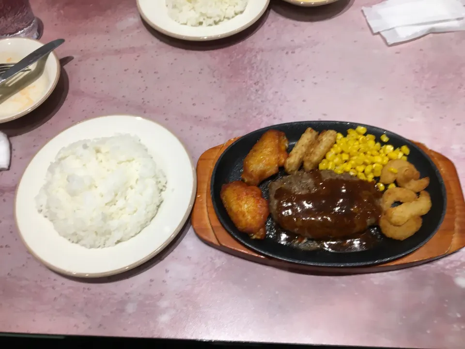 ミックスグリル、ご飯、ドリンクバー、小えびのサラダ(夕飯,サイゼリヤ)|enarinさん
