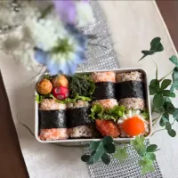 3/19❤︎主人のおにぎり弁当🍙🍃

＊ 紅鮭おにぎり
＊ 紫蘇おかかおにぎり
＊ 半熟たまご
＊ 甘辛ささみカツ
＊  照り焼きつくね
＊ ほうれん草の胡麻和え|Makinsさん