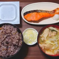 今日の朝ごはん（十六穀ごはん、焼鮭、納豆、鶏肉と江戸菜とぶなしめじのみそ汁）|Mars＠釜飯作り研究中さん