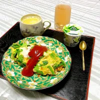 grandmaの晩ごはん☆ 今日は背の青いお魚を食べるといいよっと
ご飯を炊き忘れてたから冷凍のケチャップライスに鯖缶を入れて炒め直してオムライスに
玉子に小松菜を混ぜました|kaoriさん