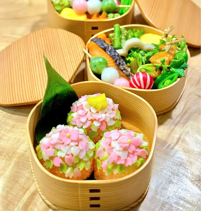 Snapdishの料理・レシピ写真:桜おにぎり弁当｜🌸春のお花見はお弁当から🌸