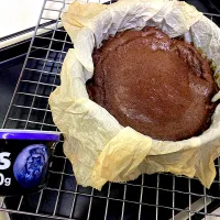 オイコスで作ったチョコバスクチーズケーキ！プレーンのオイコスかと思ったらブルーベリーじゃん？チョコとブルーベリー合うかな？|たちくんさん