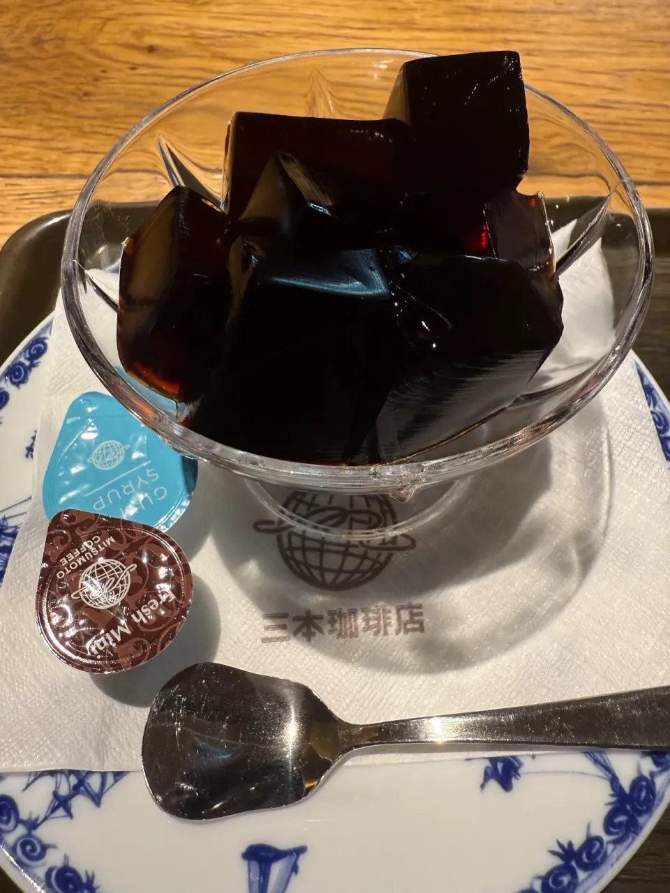 仕事に戻る前に少しだけゆっくりゆったり。デザートを入れてみました。珈琲店の珈琲ゼリーを。美味しくいただきました。|sniper66さん