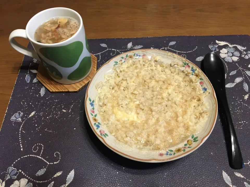 味噌仕立てオートミール中華風卵雑炊、ちぎったロースハム＆フライドレッドオニオン＆フライドガーリック＆カットワカメ入りタマネギスープ、白あんぱん(朝ご飯)|enarinさん