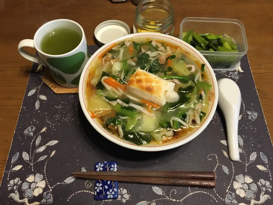 肉野菜炒めとろみ餡掛けラーメン、沢庵、野沢菜漬け、熱い日本茶(昼飯)|enarinさん