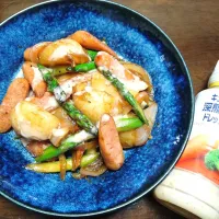 トリプル春野菜とソーセージのコンソメ炒めに深煎りごまドレッシングかけました〜😂🥔🧅🌸