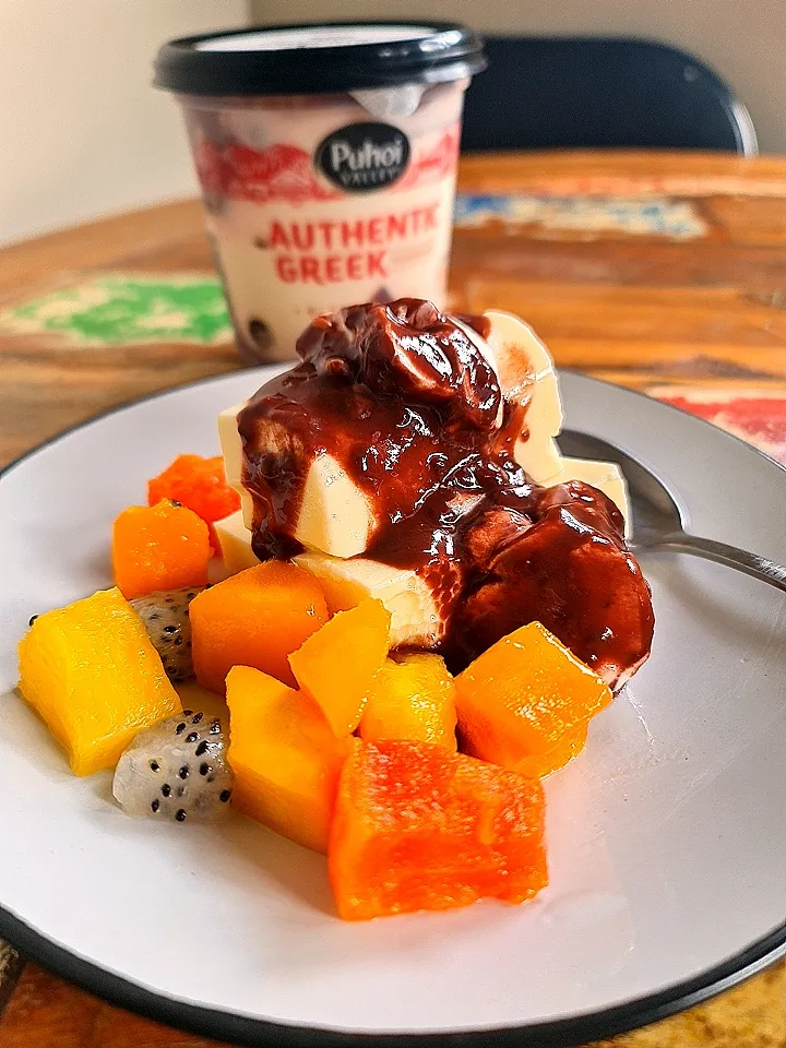 maha Blanca with Greek yogurt and fruzio salad|ジェンルグクッキングさん