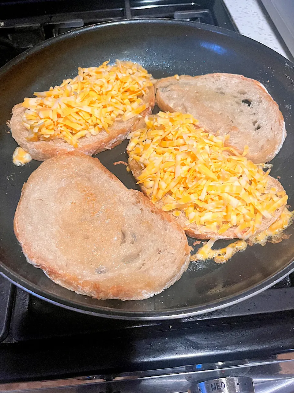 Making grilled cheese on rustic country bread|🌺IAnneさん