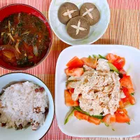 ささみときゅうりとトマトのサラダ♡焼きしいたけ♡お味噌汁♡|まゆかさん