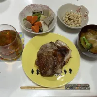 晩御飯☆トンテキ☆酢大豆☆根菜煮☆みそ汁（キャベツ・ブロッコリー）| Saharaさん