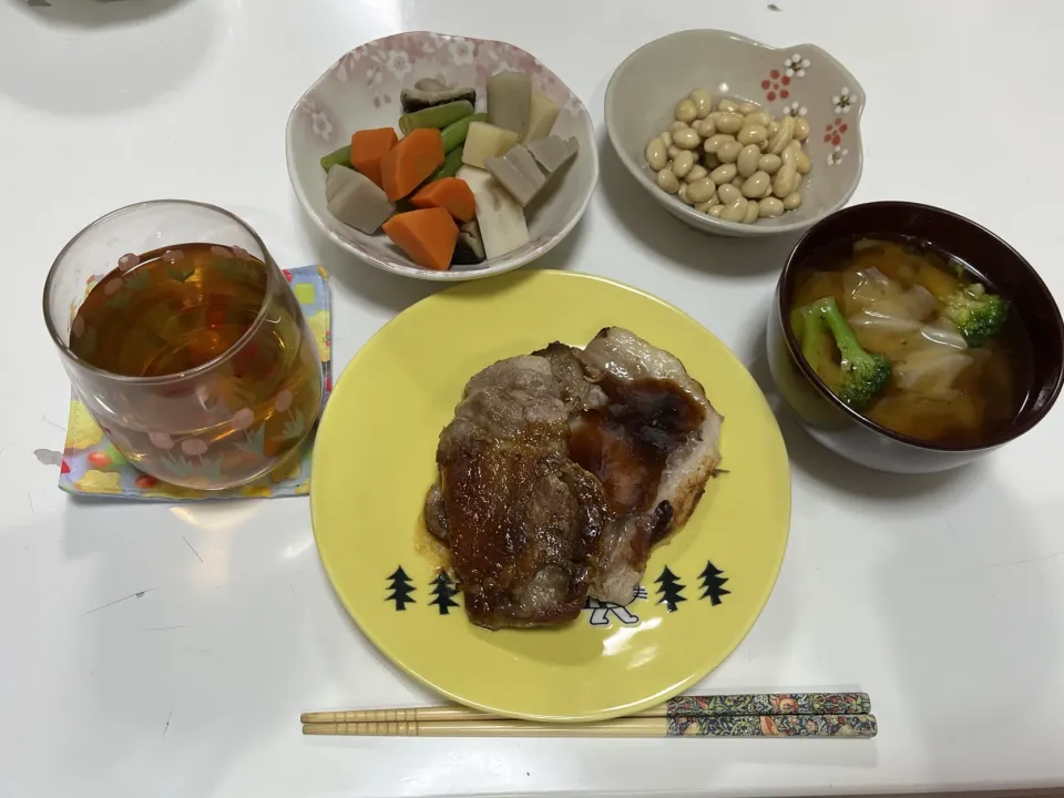 晩御飯☆トンテキ☆酢大豆☆根菜煮☆みそ汁（キャベツ・ブロッコリー）|Saharaさん