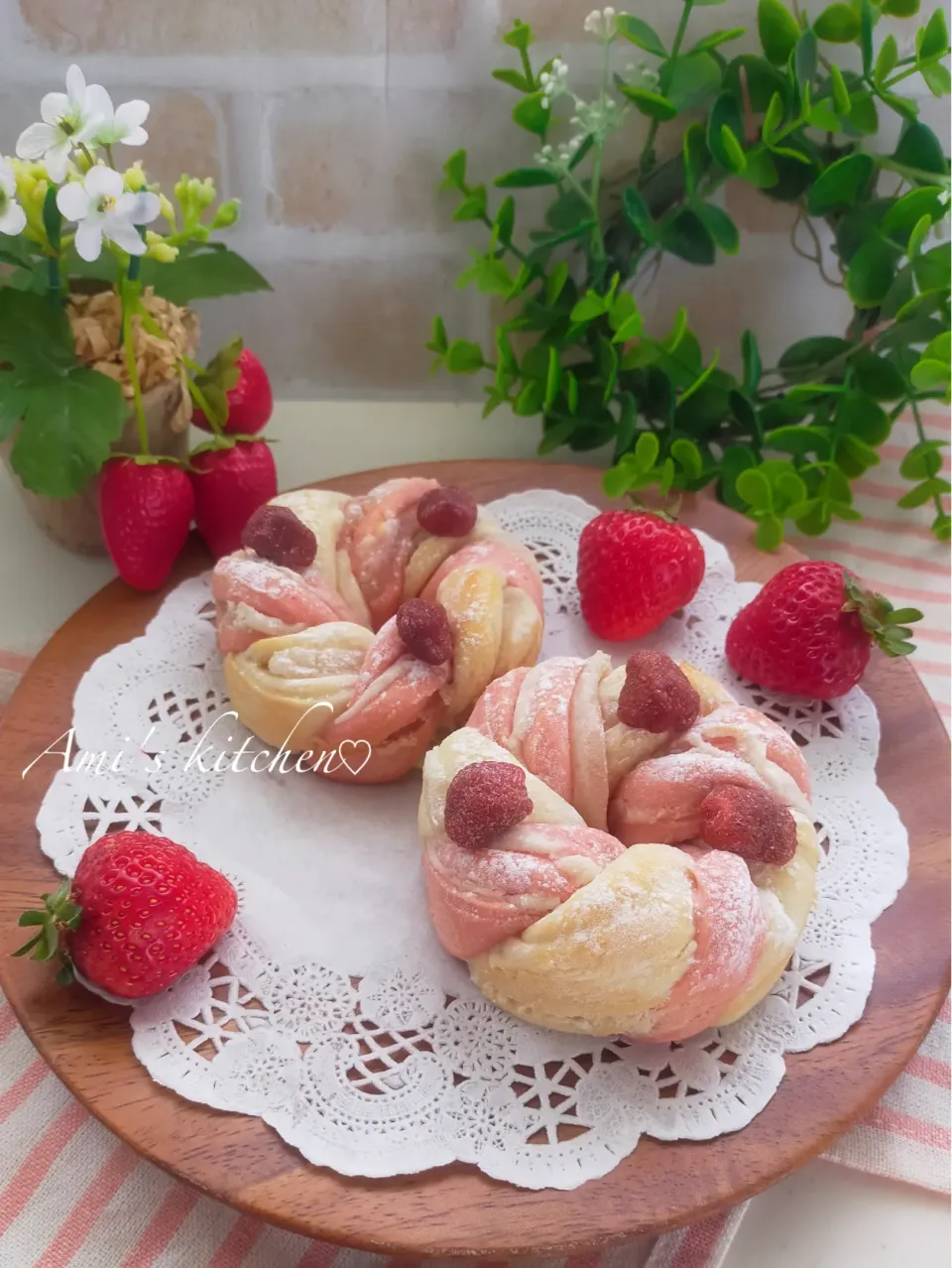 イチゴ香る🍓イチゴミルクあんパン☺️❣️|あみさん