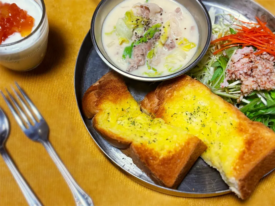 白菜と豚肉のつぶみそクリーム煮と厚切りバタートースト|きいろさん
