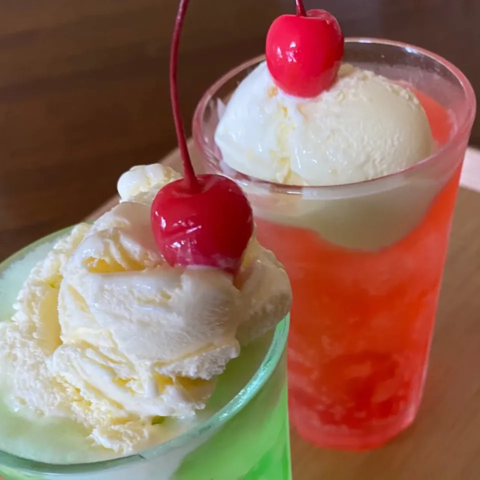 いちごとメロンのクリームソーダ|mimiしろさん