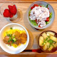 夜ご飯(てりたまチキン丼、豚しゃぶサラダ、大根と油揚げのみそ汁、いちご🍓)|cocomikaさん