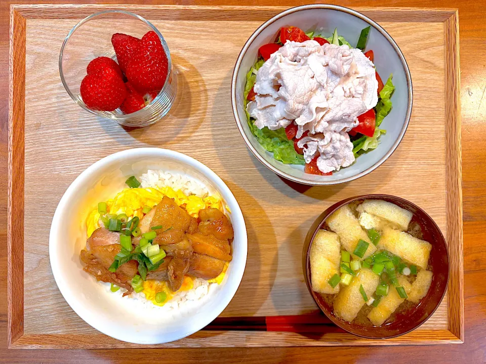 夜ご飯(てりたまチキン丼、豚しゃぶサラダ、大根と油揚げのみそ汁、いちご🍓)|cocomikaさん