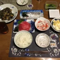 ご飯、めばちまぐろの切り落とし、〆さばのお造り、なす味噌炒め、酢の物、納豆、野沢菜漬け、烏龍茶、自家製アイスクリームのバナナ添え(夕飯)|enarinさん