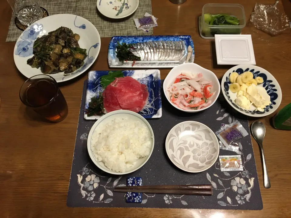 ご飯、めばちまぐろの切り落とし、〆さばのお造り、なす味噌炒め、酢の物、納豆、野沢菜漬け、烏龍茶、自家製アイスクリームのバナナ添え(夕飯)|enarinさん