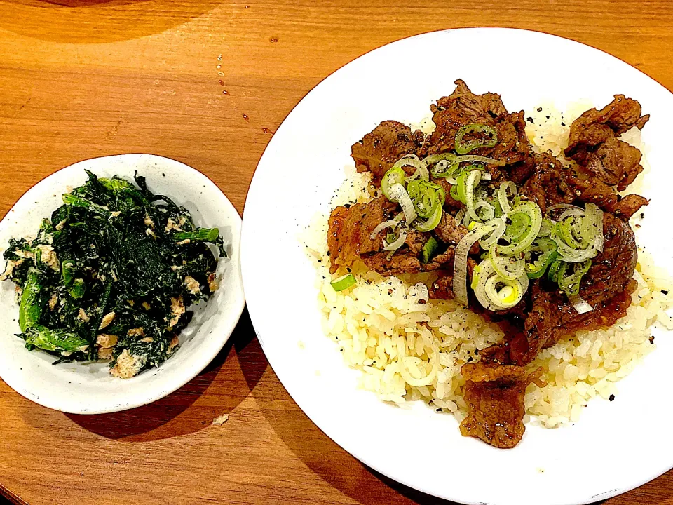 牛のせご飯と春菊のツナ和え。春菊のツナ和えはマヨ、ごま油、白すりごまタップリで子供たちの大好物|りえはるさん