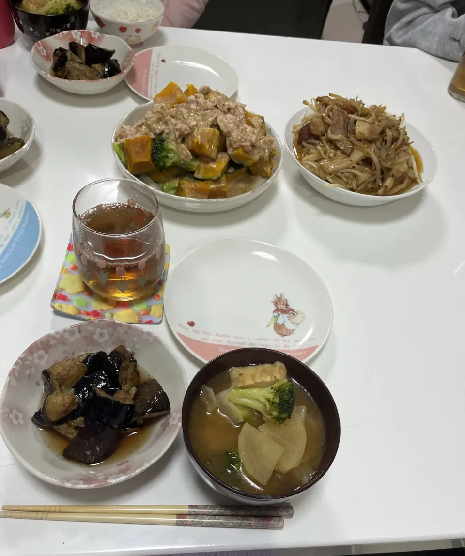 晩御飯☆豚もやしの味噌炒め☆サラダ（かぼちゃ・ブロッコリー・ツナ・ゴマドレ）☆揚げなすの煮浸し☆みそ汁（キャベツ・大根・厚揚げ・ブロッコリー）|Saharaさん