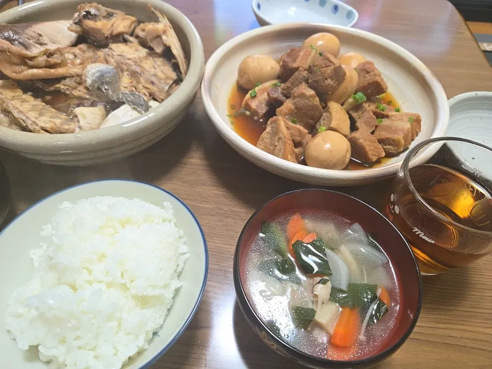 魚のアラ炊き・豚の角煮・ご飯・雑煮🌺|chiyukiさん