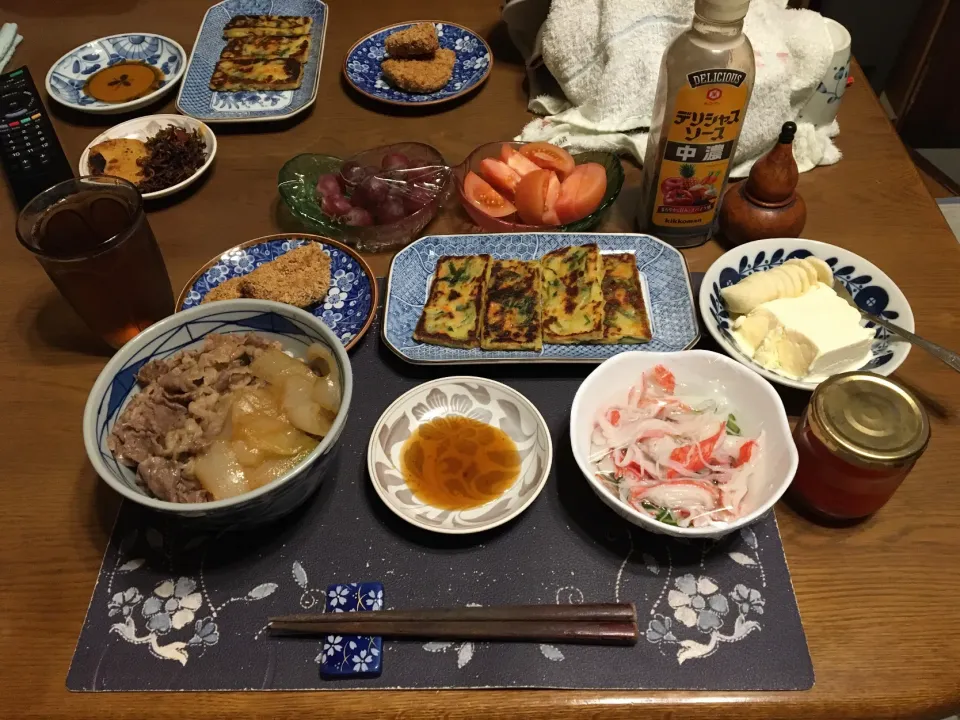自家製牛丼、チヂミ、コロッケ&メンチカツ、酢の物、トマト、烏龍茶、葡萄、手作りアイスクリームのバナナ添え(夕飯)|enarinさん