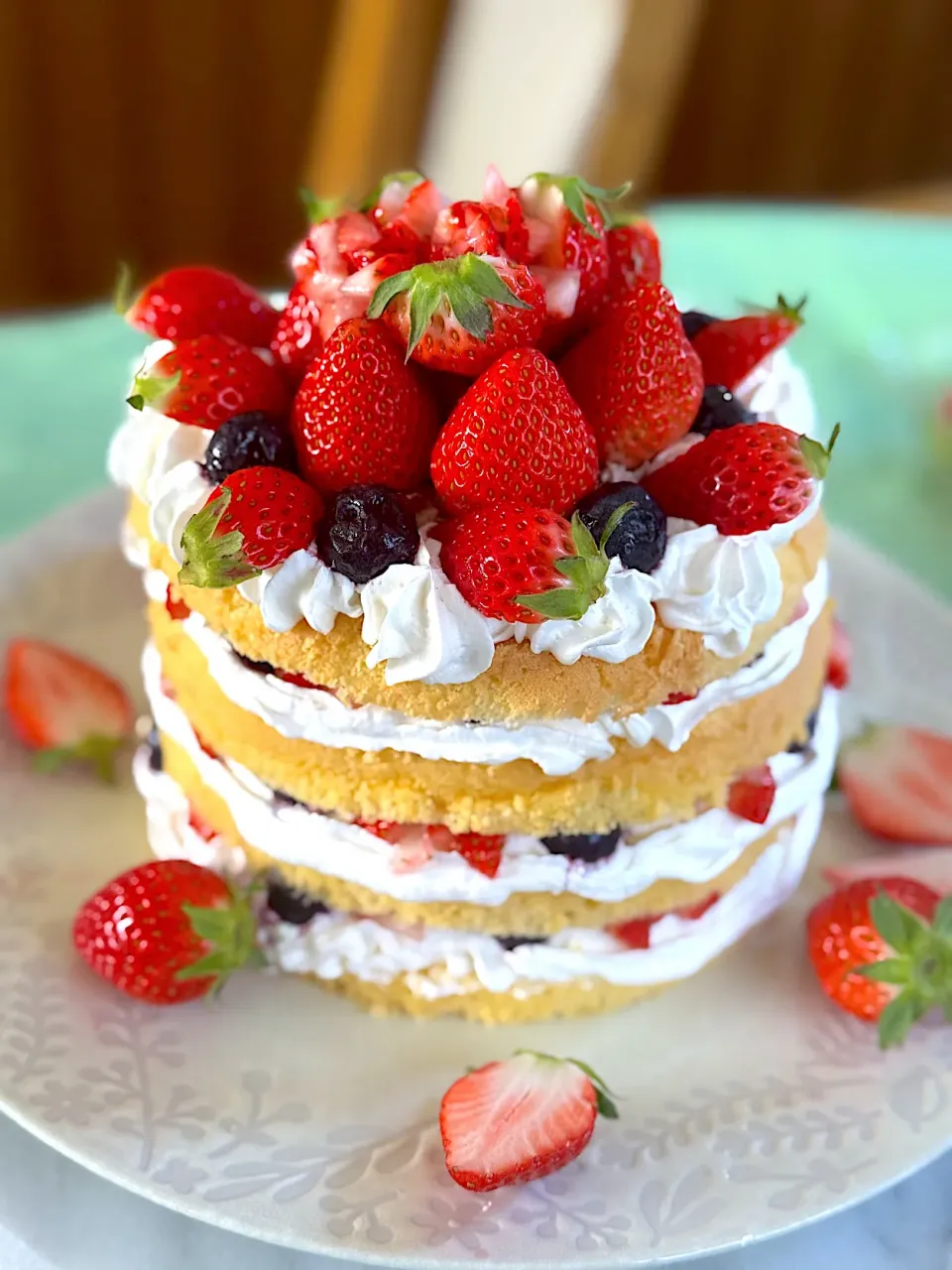 米粉のふわふわジェノワーズで
4段のベリーケーキ🍓🫐🎂|さらっと🍀さん