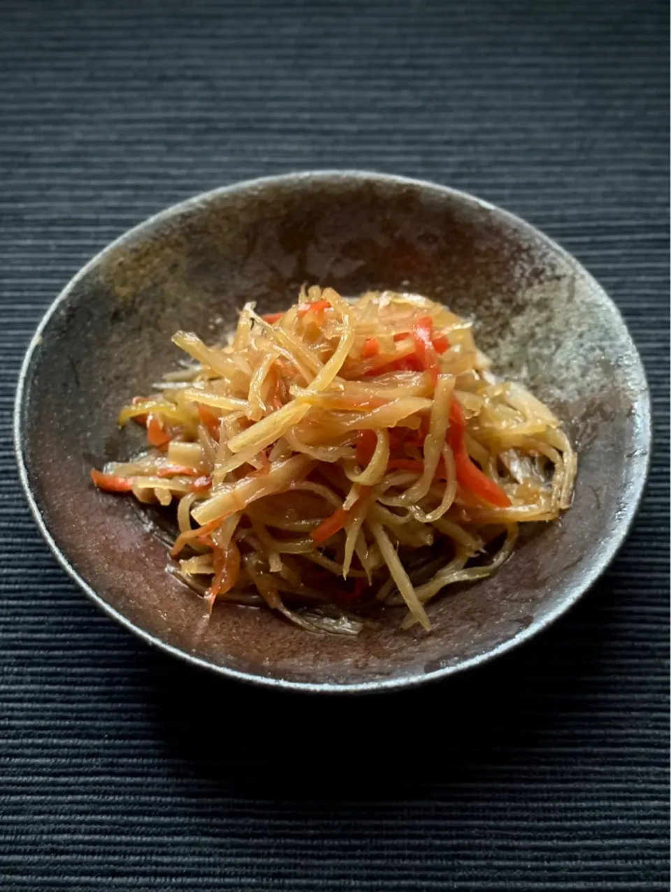 まる(丸大豆)さんの料理 うどの皮と金時人参の梅酢きんぴら|まる(丸大豆)さん