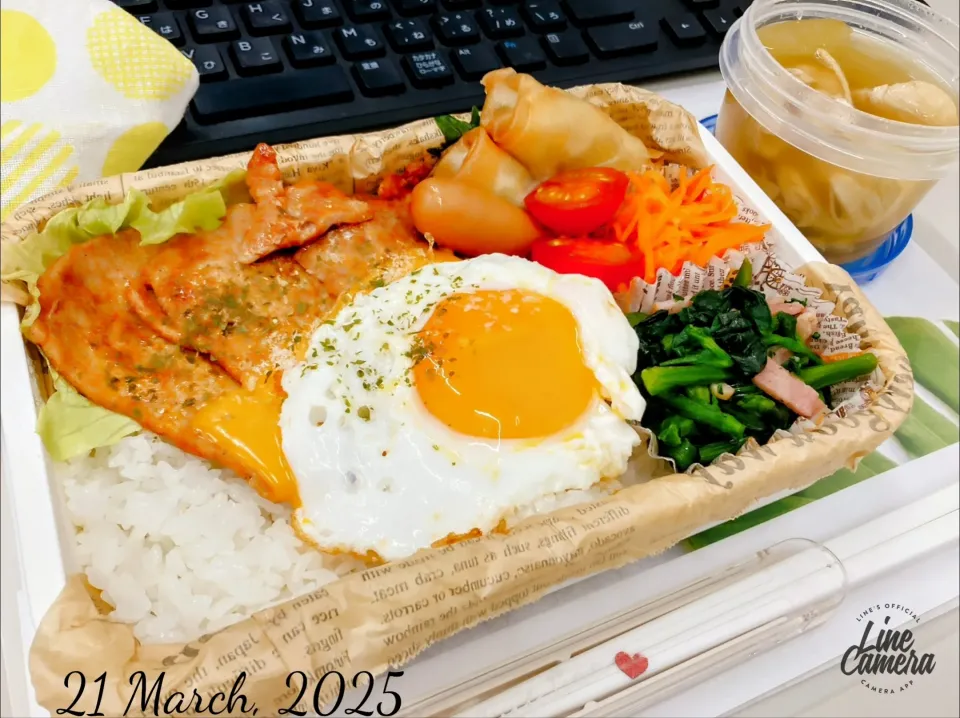本日の日替わり弁当🍱

①ポークチャップ
②目玉焼き＆チェダーチーズ
③春巻き
④ウィンナー
⑤キャロットジンジャー
⑥菜の花とベーコンのバターソテー
⑦彩りのプチトマト

   汁物    冬瓜と骨付き鶏汁|TakeBooさん