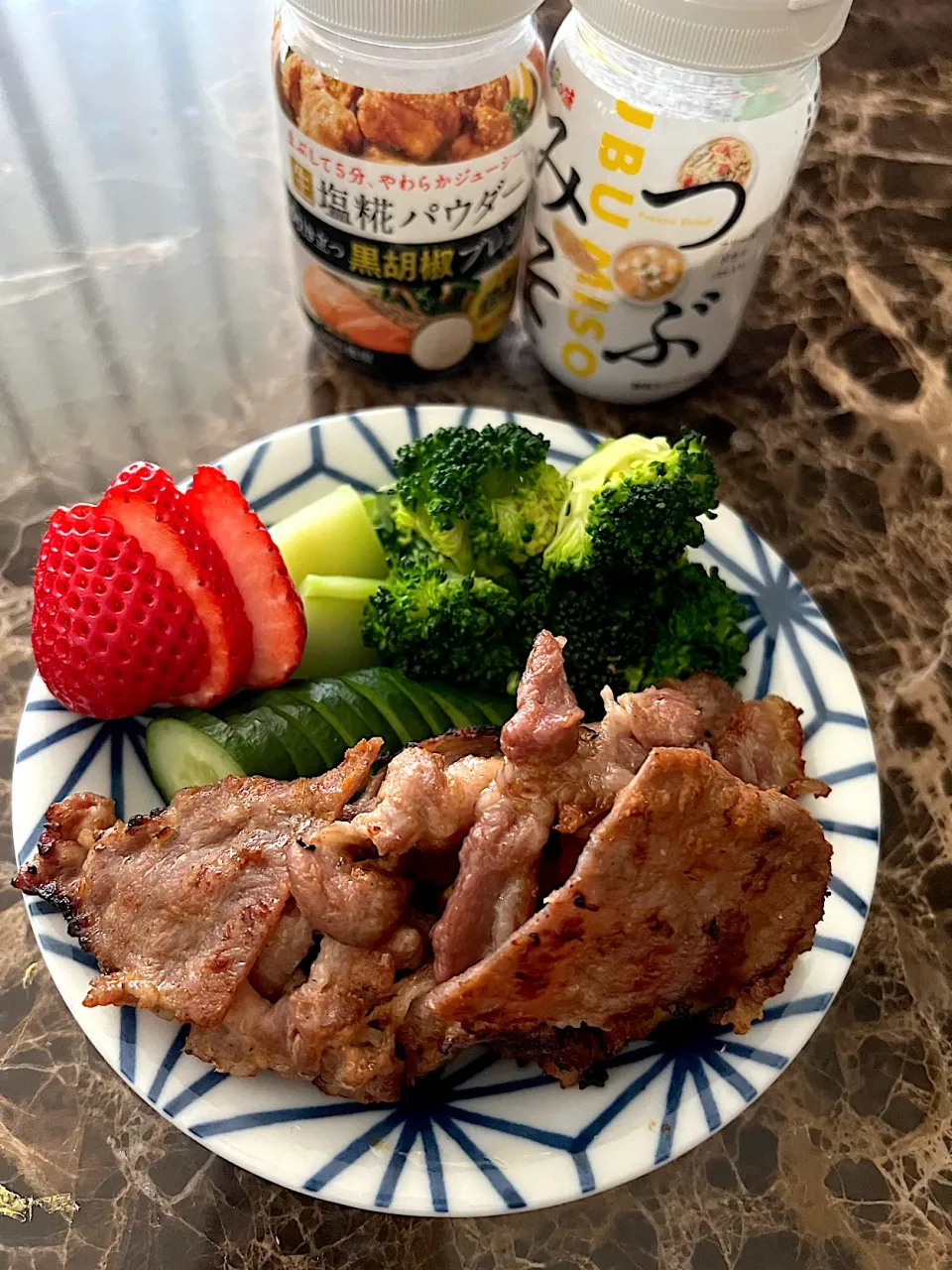 豚肩ロースの粒みそ・塩麹パウダー漬け🤍ᩚお野菜を巻いてパクパクが止まらない‪( ᐢ︶ᐢ )🥦|💍ごはん🍚さん