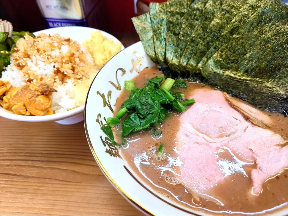 【TRYラーメン大賞2023-2024 
新店オリジナル部門受賞】 
麺家 たいせい ラーメン（950円、 
麺やわらかめ/ 味うすめ/鶏油少なめ） 
－麺少なめ60%  (通常160g) 
＋のり増し（5枚、200円） 
＋ライス大盛（150円、並同料金、
コマチャ〈サイコロ叉焼〉付き) 
＋卸し生姜（冷蔵庫に保管、無料） 
＋胡瓜の漬物 (卓上、無料) 
＠中野坂上1分
(JR新宿駅から徒歩24分)
25078
〈醤41塩14噌󠄀9タ3昆5出3F3冷0〉|大脇さん