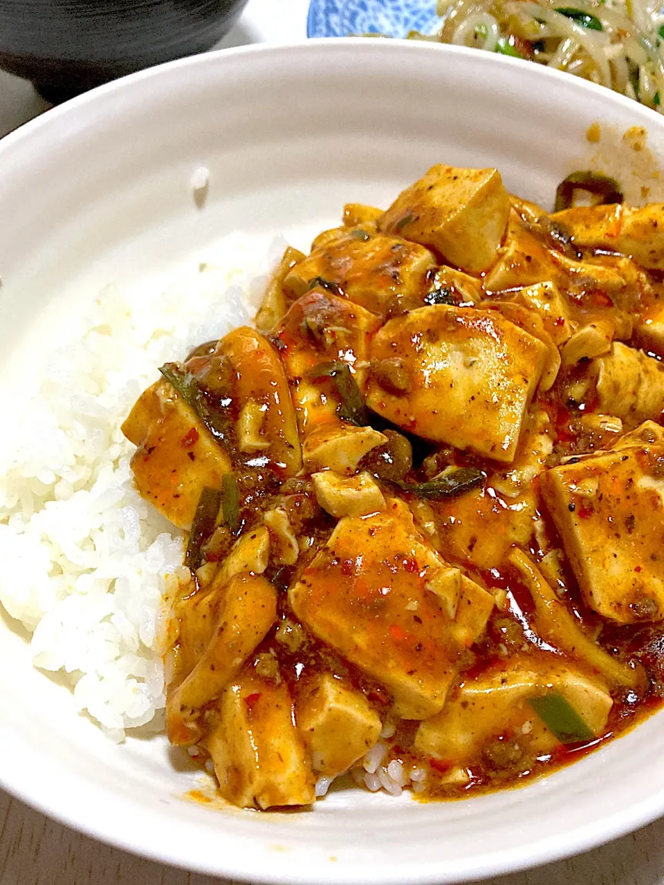 麻婆豆腐ライス、ニラもやし炒め、サラダ|Ayaさん
