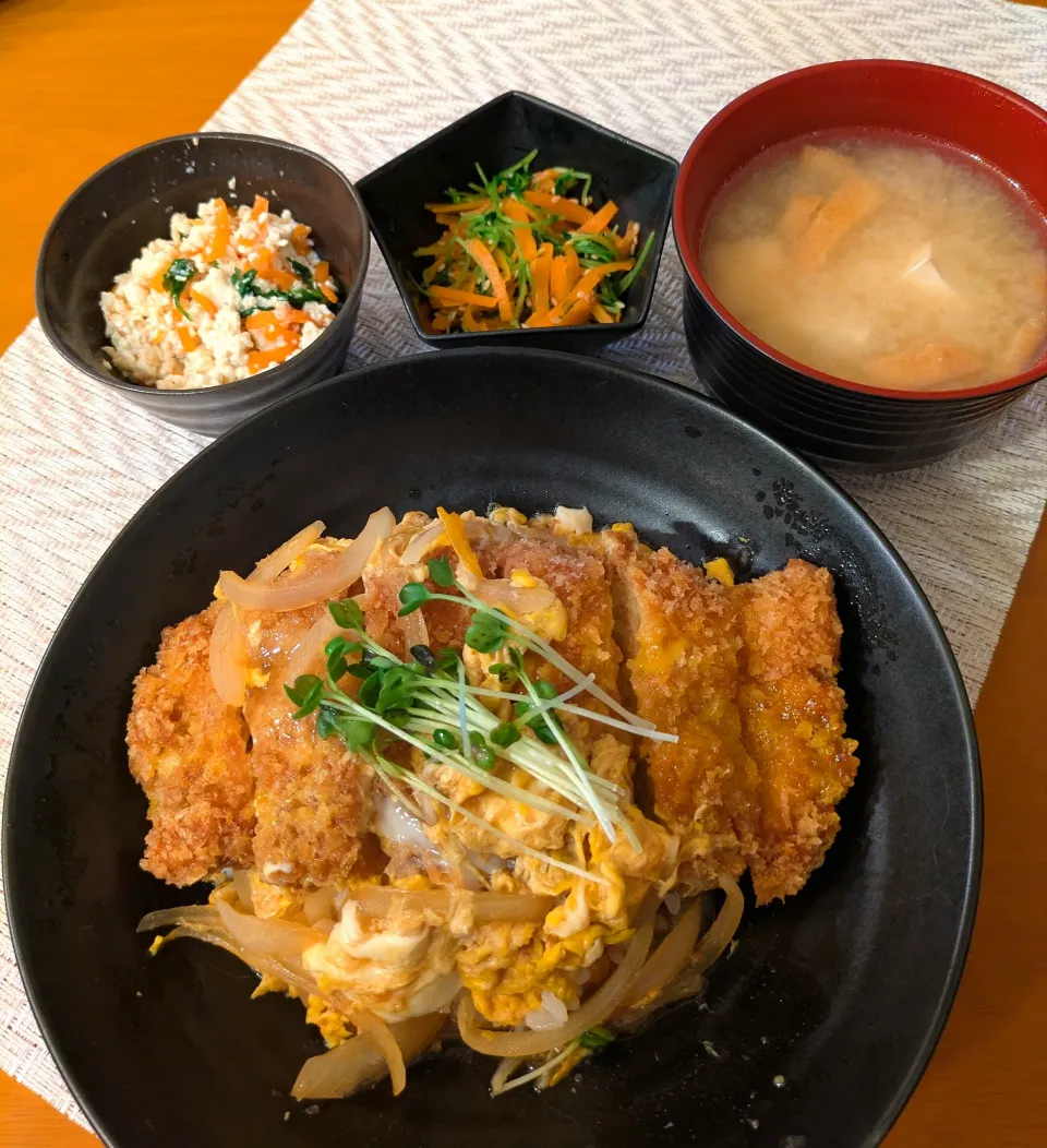 ☆カッとじ丼　☆白和え　☆豆苗ごま和え　☆味噌汁|chikakoさん