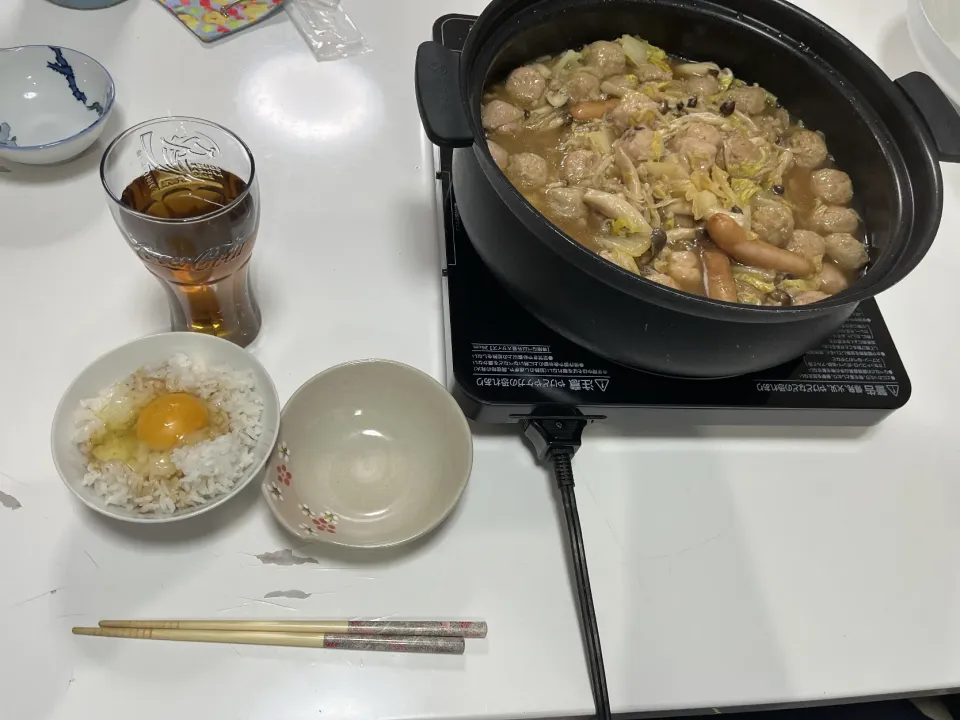 晩御飯☆アルモンデ寄せ鍋。次男の卒業式。帰宅後、お昼食べてから、横になるのを我慢して冷蔵庫のお片付け鍋🤭白菜・しめじ・えのき・もやし・ウインナー・鶏もも・鶏団子・えび団子。母と娘は卵かけ御飯も。次男は今日は習い事休んだので、パパと2人先に食べてたので、余り物感満載な鍋🤭|Saharaさん