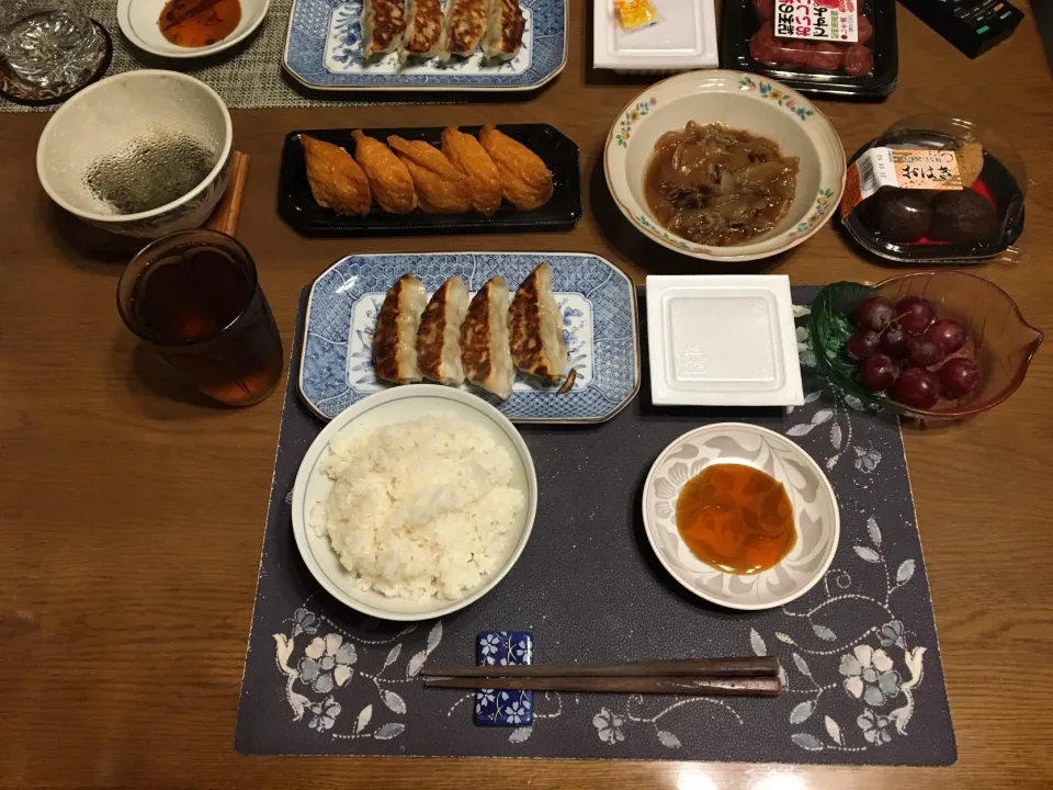 ご飯、いなり寿司、焼き餃子、牛丼のあたま、なす味噌炒め、納豆、烏龍茶、葡萄、おはぎセット(夕飯)|enarinさん