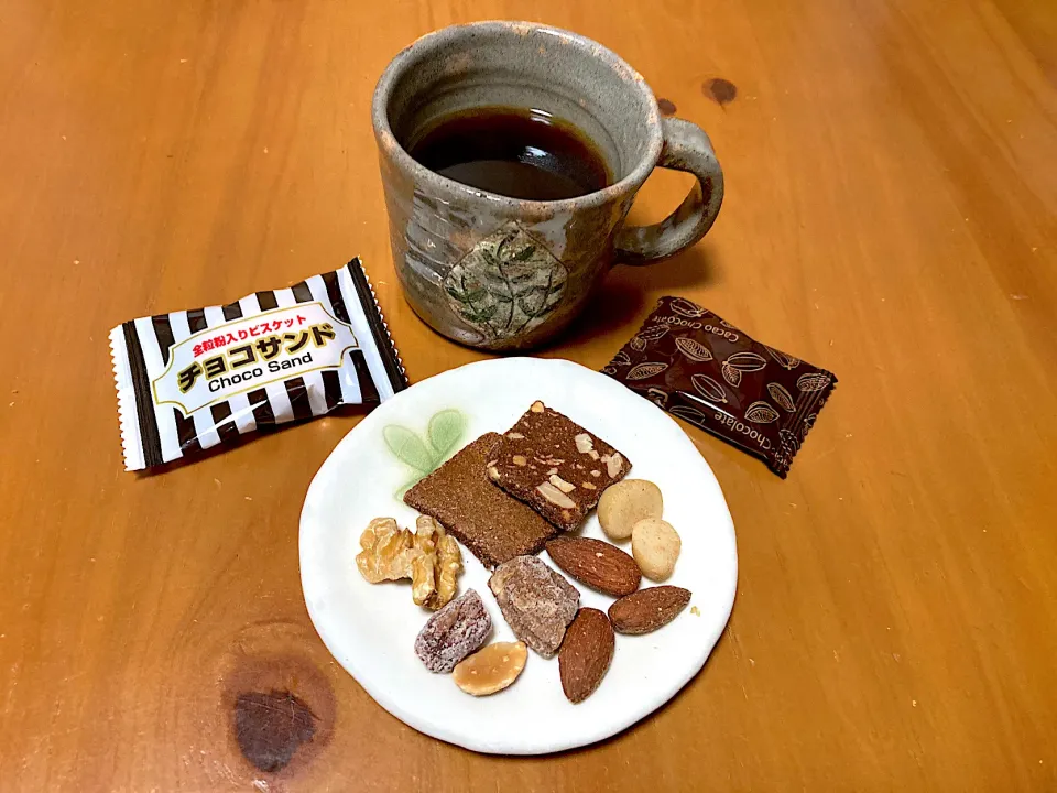 この前お友達来た時のおやつ。グリーンコープの全粒粉ビスケット初めて食べたけど美味しかった😊|さくたえさん