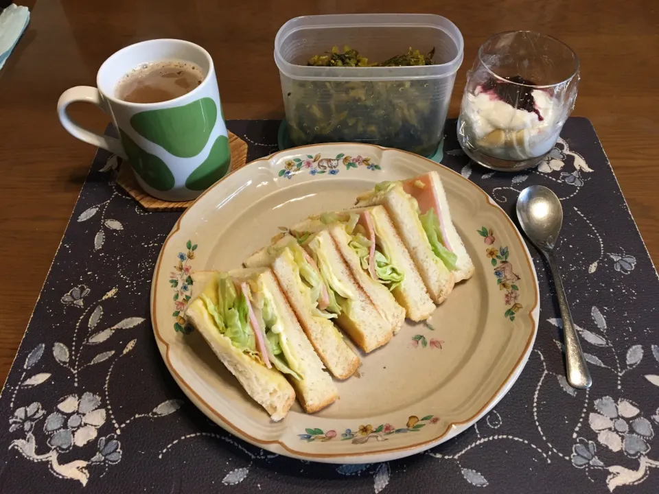 トーストサンドイッチ、胡麻高菜漬け、ホットコーヒー、バナナ＆カシスジャム入りヨーグルト(朝ご飯)|enarinさん