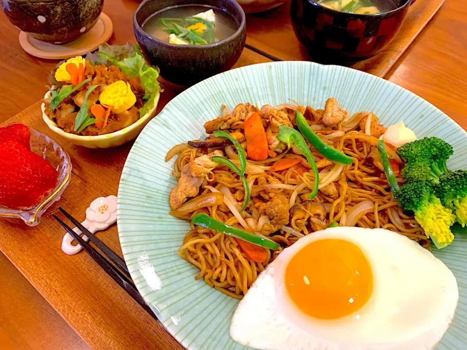 目玉焼き乗せ焼きそばのおぼんごはん|すずさん