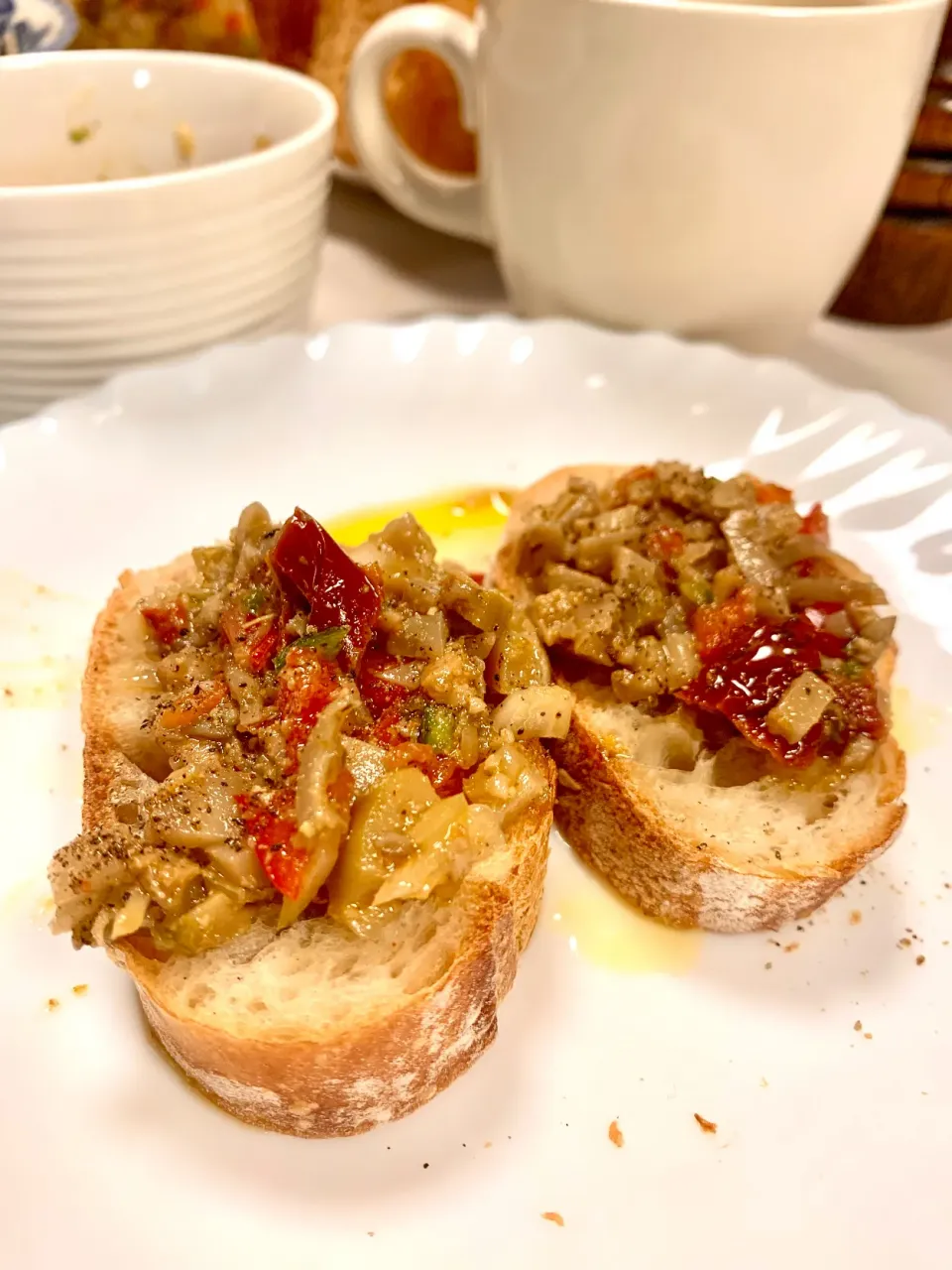 crostini with mushroom duxelles, anchovies and tomatoes|gonbenさん