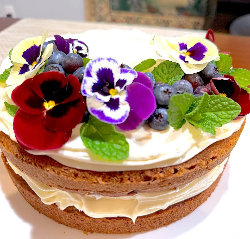 Carrot Cake with fresh blueberries and edible flowers.|Laki Maikaʻiさん
