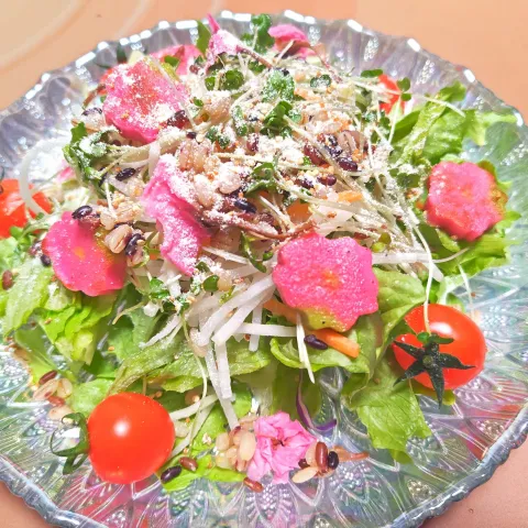 「キヌアと雑穀のみそチーズ風味」を使ってみたSnapdishの料理・レシピ写真:桜のサラダ　キヌアと雑穀のみそチーズ風味