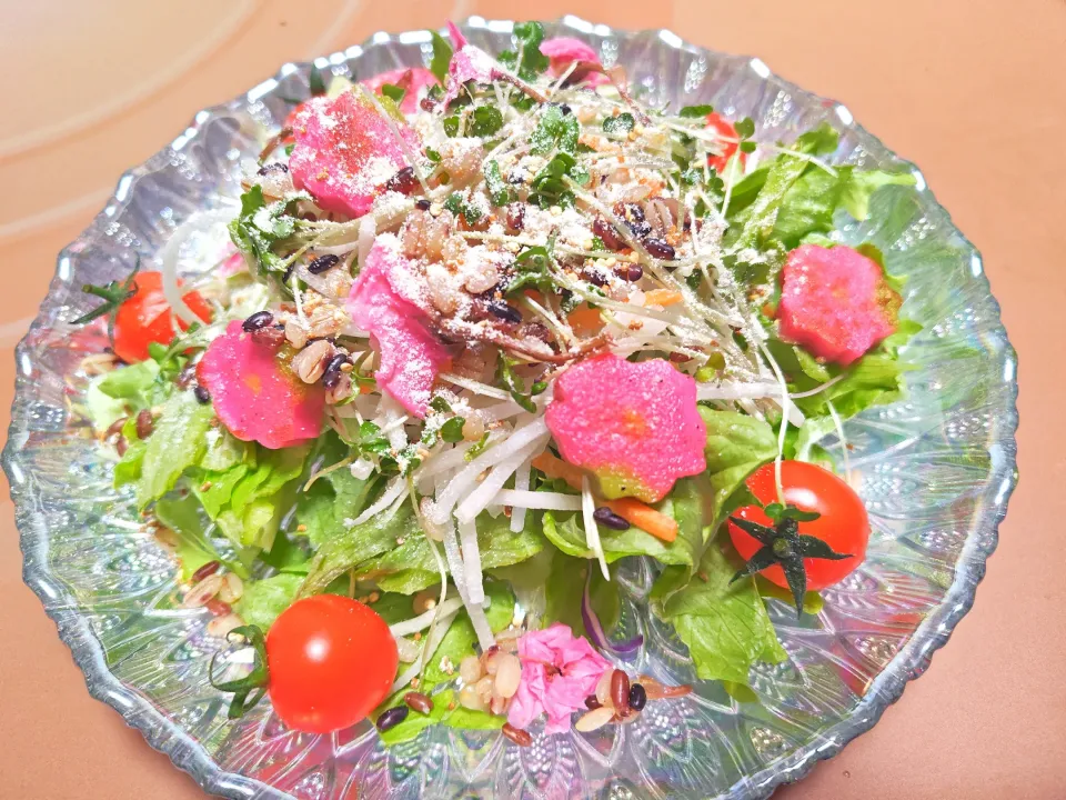 桜のサラダ　キヌアと雑穀のみそチーズ風味|foodanalystＭＩＫＩさん