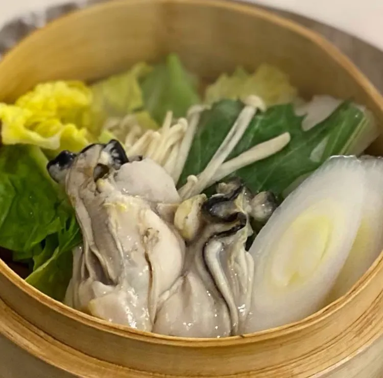「蒸ガキ&蒸野菜de昼飲み」🦪
自家製カンパーニュのガーリックトースト、美味しい塩とオリーブオイルにレモン🍋を添えて 昼ごはん💦|ばくあんしゃさん