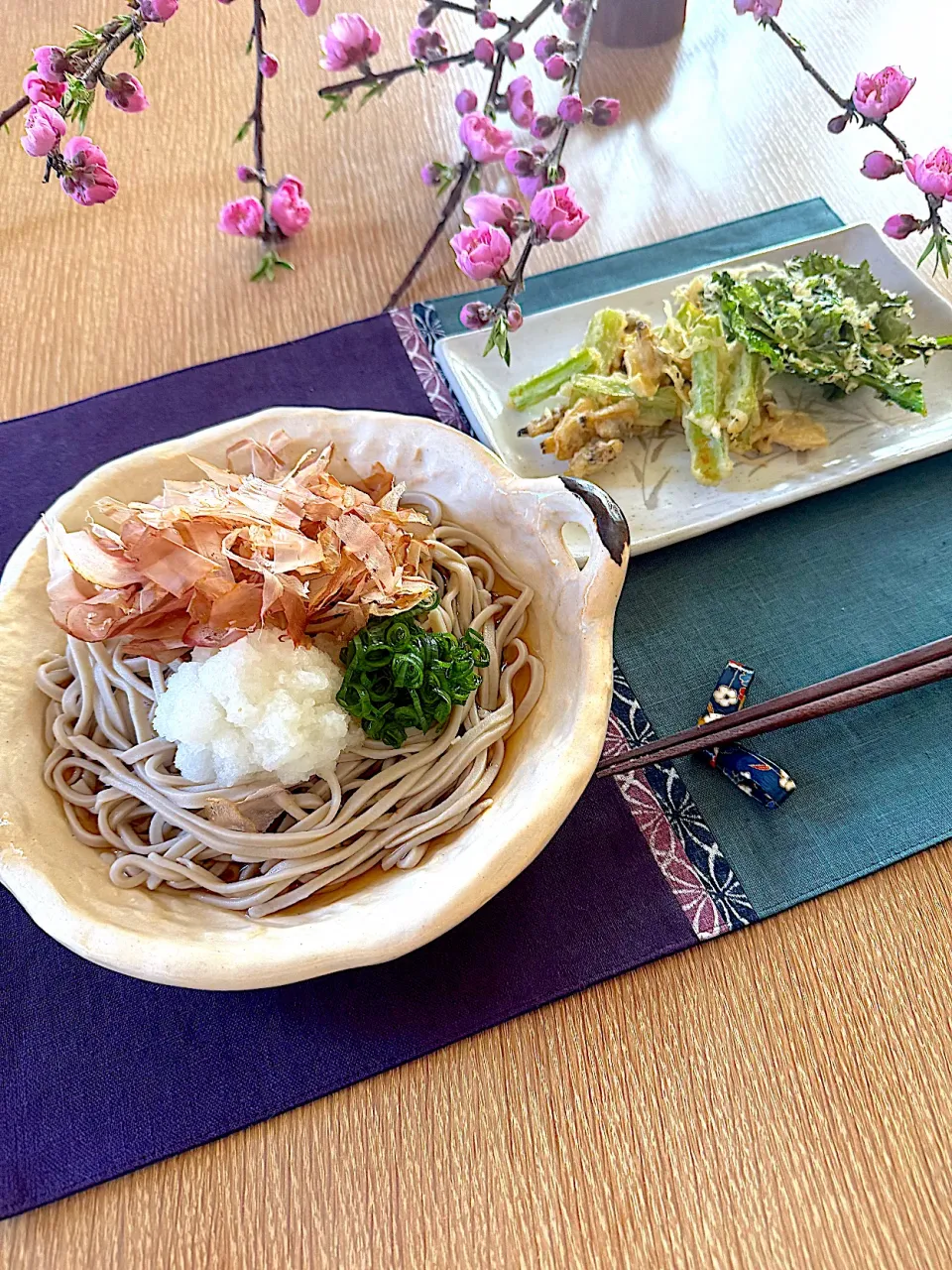 手打ちおろしそばと春の天ぷら🥢|サミカさん