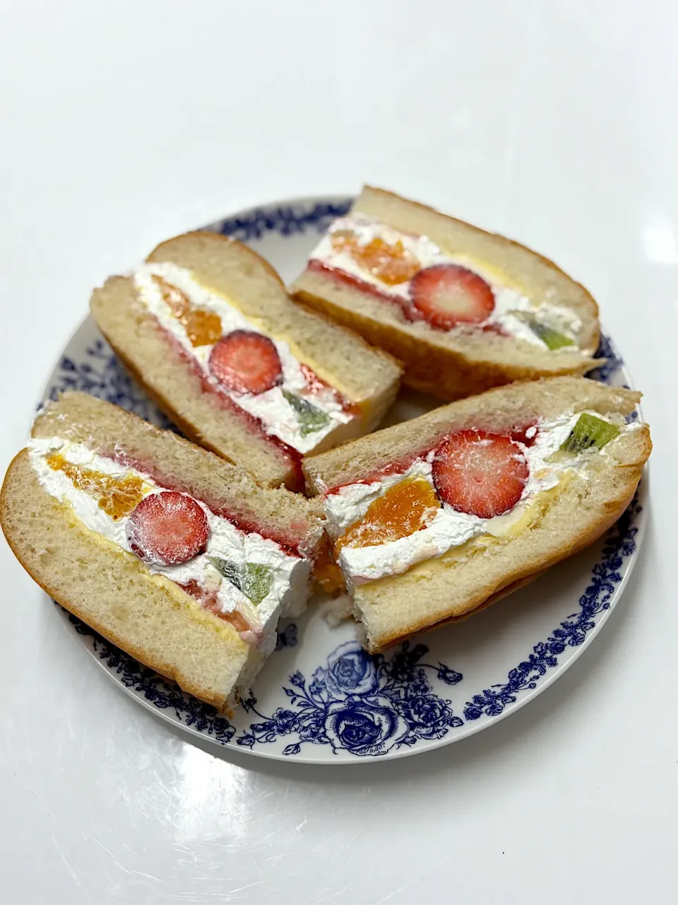コッペパンフルーツサンド🍓🥝🍊|rocky01さん