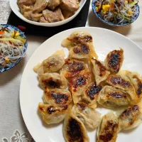 ほとんど頂き物義母さん作餃子、豚ロース蒟蒻味噌煮(私は生協春雨サラダベースの卵、きゅうり切っただけ)|m.rafuさん