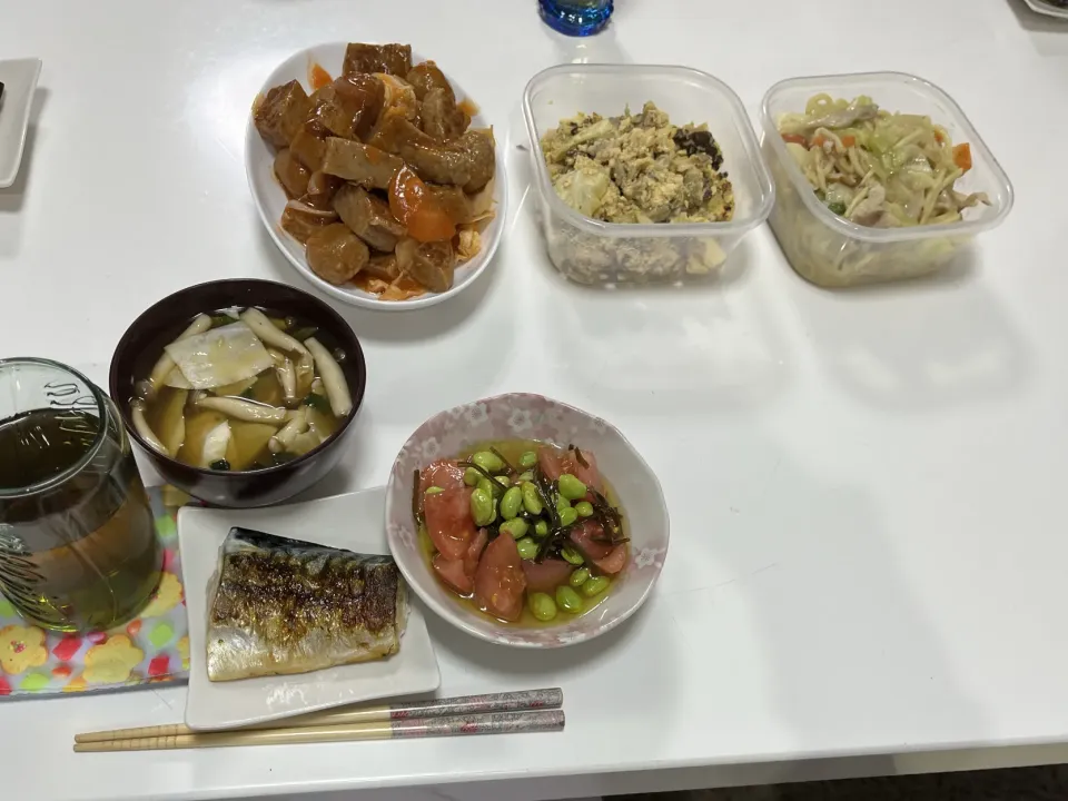 今日はアルモンデ晩御飯。☆洋風甘酢餡炒め（鶏団子・冷凍ハンバーグ入り）☆☆焼き鯖☆トマトのさっぱりサラダ（枝豆・塩昆布）☆焼きそば（今日のお昼の残り）☆豚玉炒め（昨日の残り）☆みそ汁（キャベツ・しめじ・ほうれん草）|Saharaさん