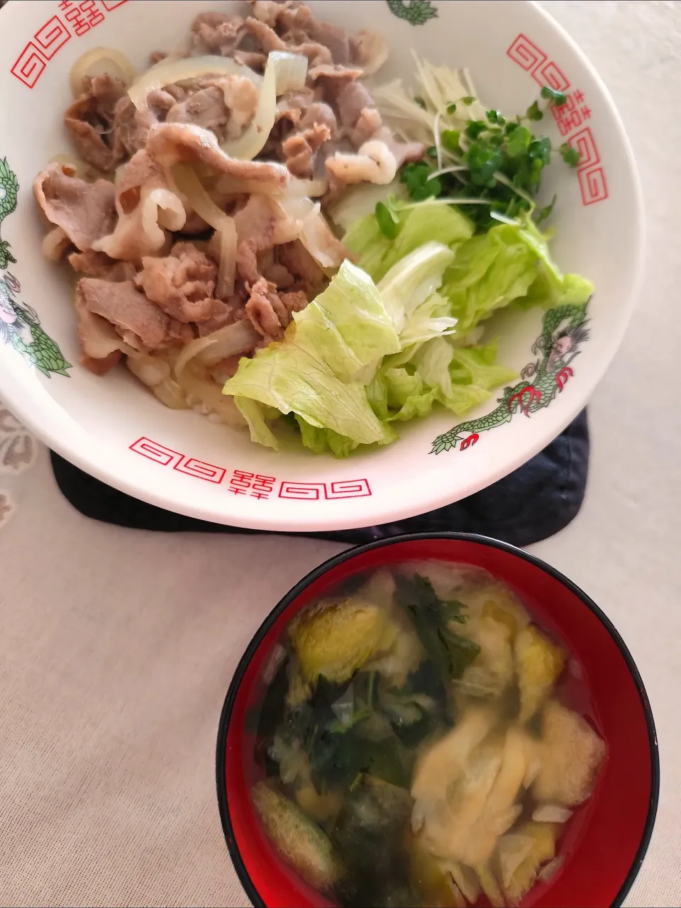 豚丼とフリーズドライ味噌汁|m.rafuさん