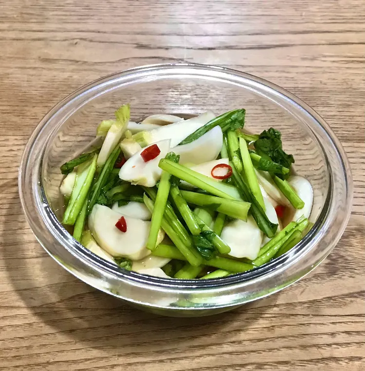 「お昼用に蕪のサラダ漬け」💦
2%の食塩水にナンプラーとレモン果汁、唐辛子🌶️ 食べる時に お好きなオイルをダラリ🫒|ばくあんしゃさん