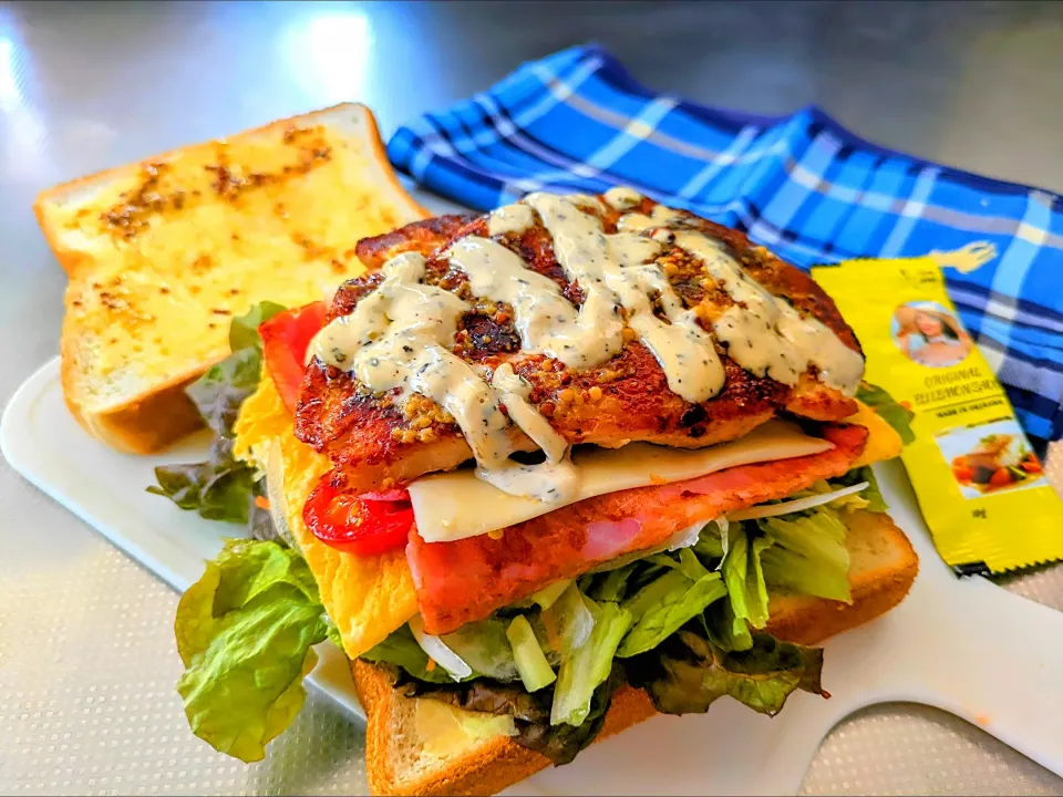 本日の日替わり弁当🍱

①BLT＋CCEサンドウィッチ
②ブルガリアヨーグルトブルーベリー（写真外）|TakeBooさん